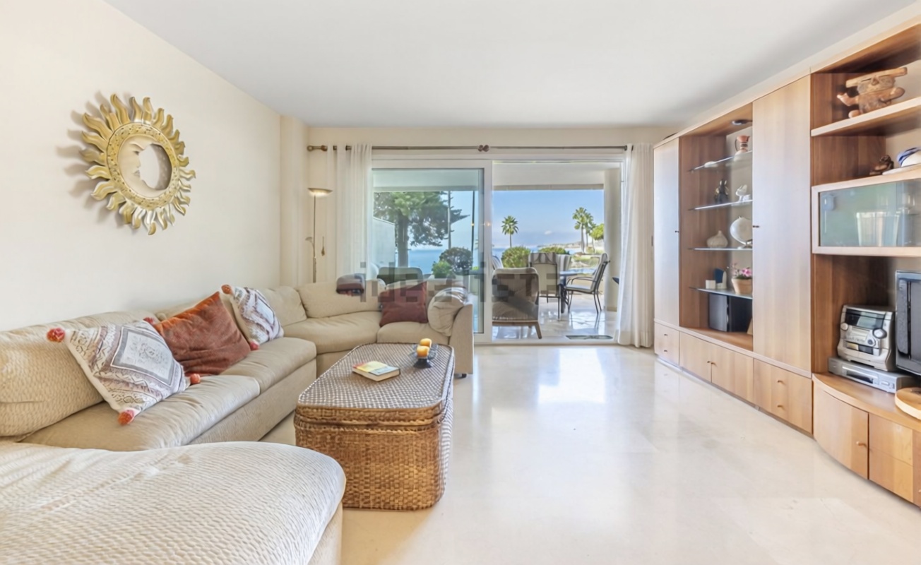 Piso en primera línea de playa en Estepona — Salón