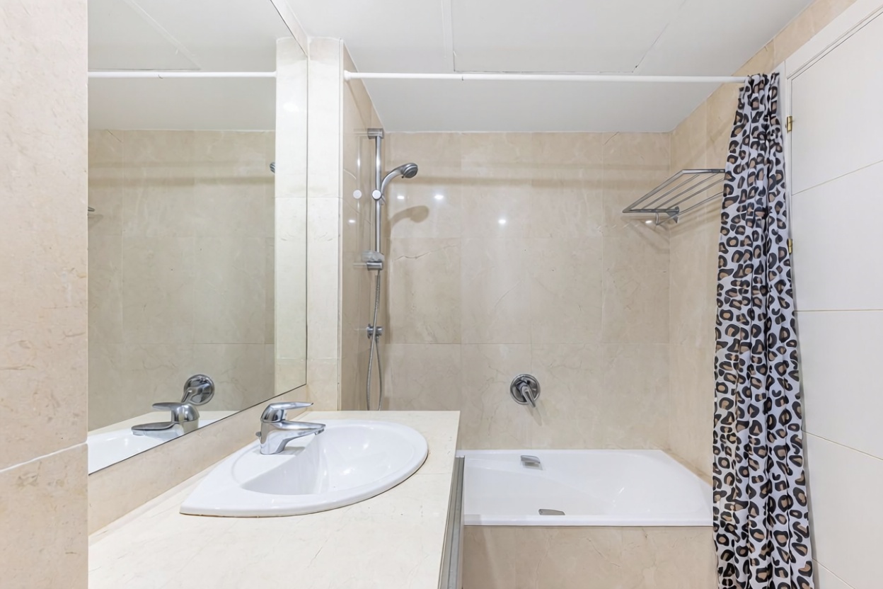 Piso en primera línea de playa en Estepona — Baño