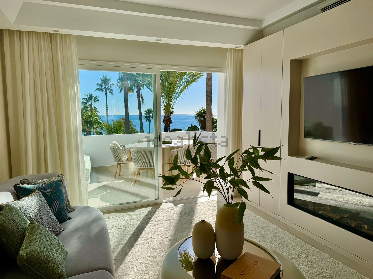 Apartamento em primeira linha de praia em Estepona — Sala