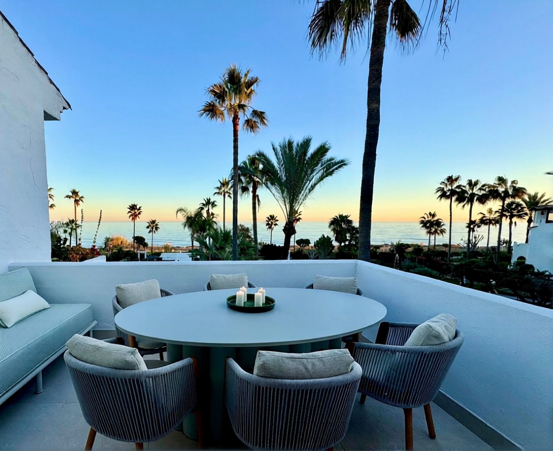 Beachfront flat in Estepona — Sea terrace