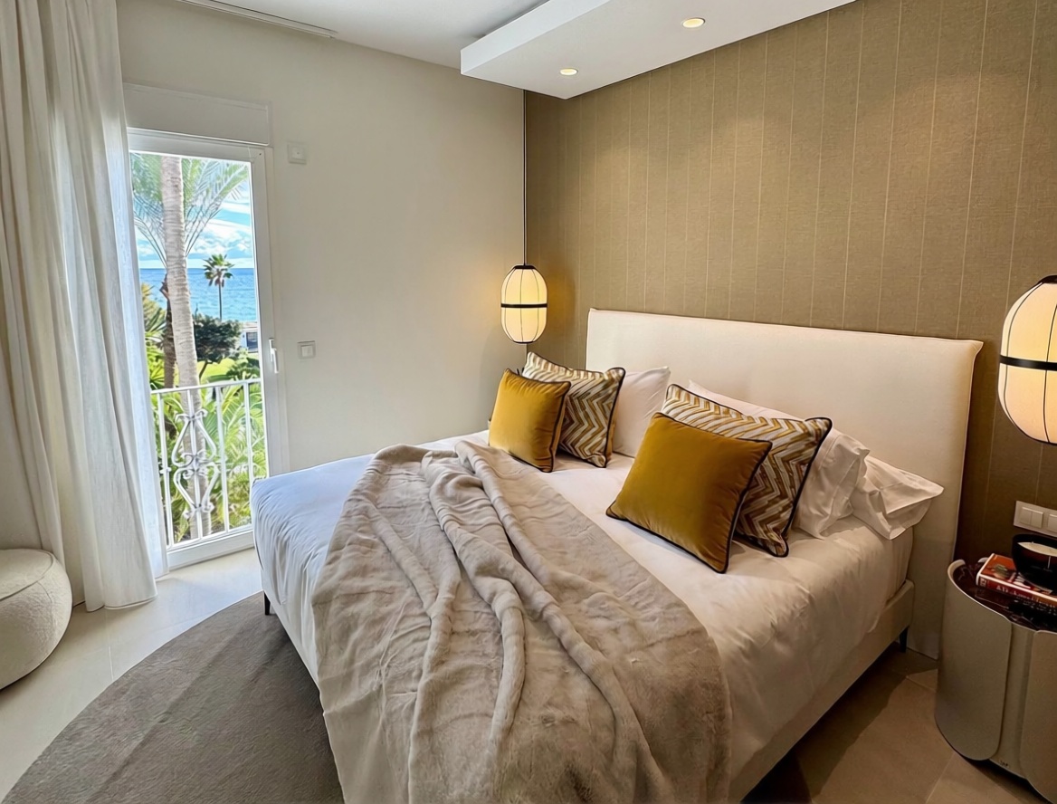 Beachfront flat in Estepona — Bedroom