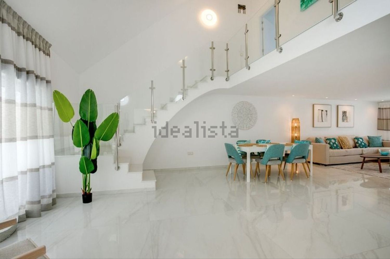 Chalet with direct beach access in Estepona — Living room