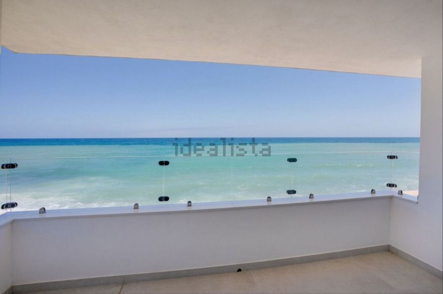 Chalet with direct beach access in Estepona — Sea terrace