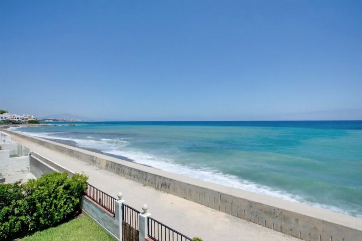Chalet avec accès direct à la plage à Estepona — Vue mer