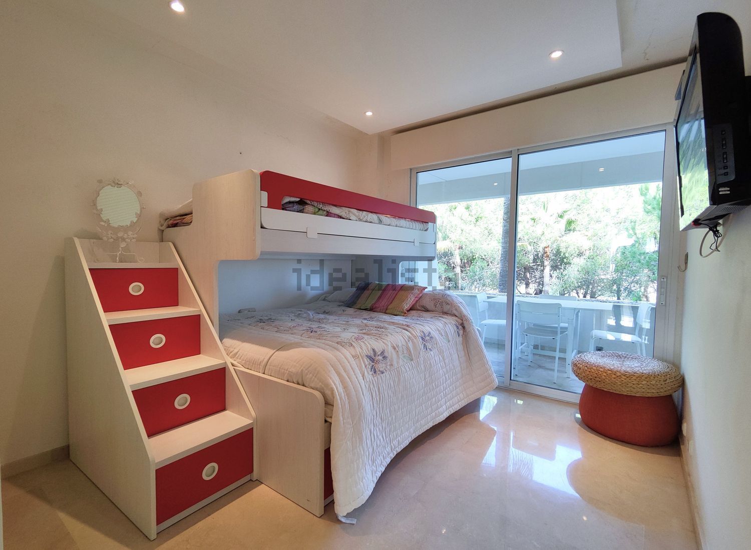 Beachfront flat in Estepona — Bedroom