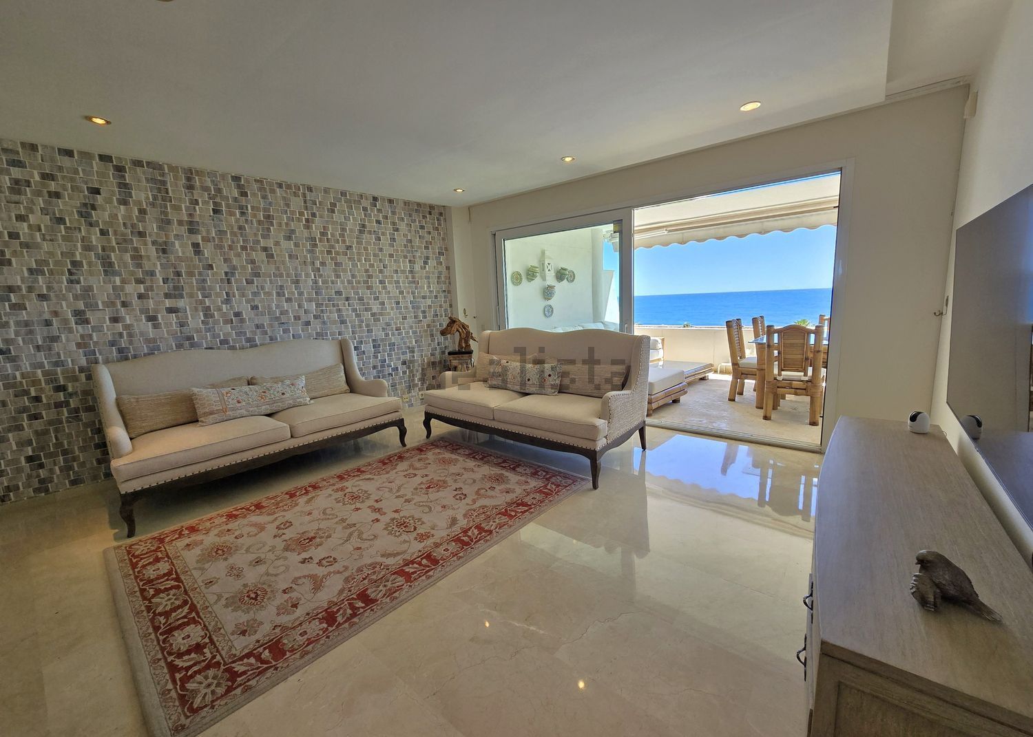 Beachfront flat in Estepona — Living room