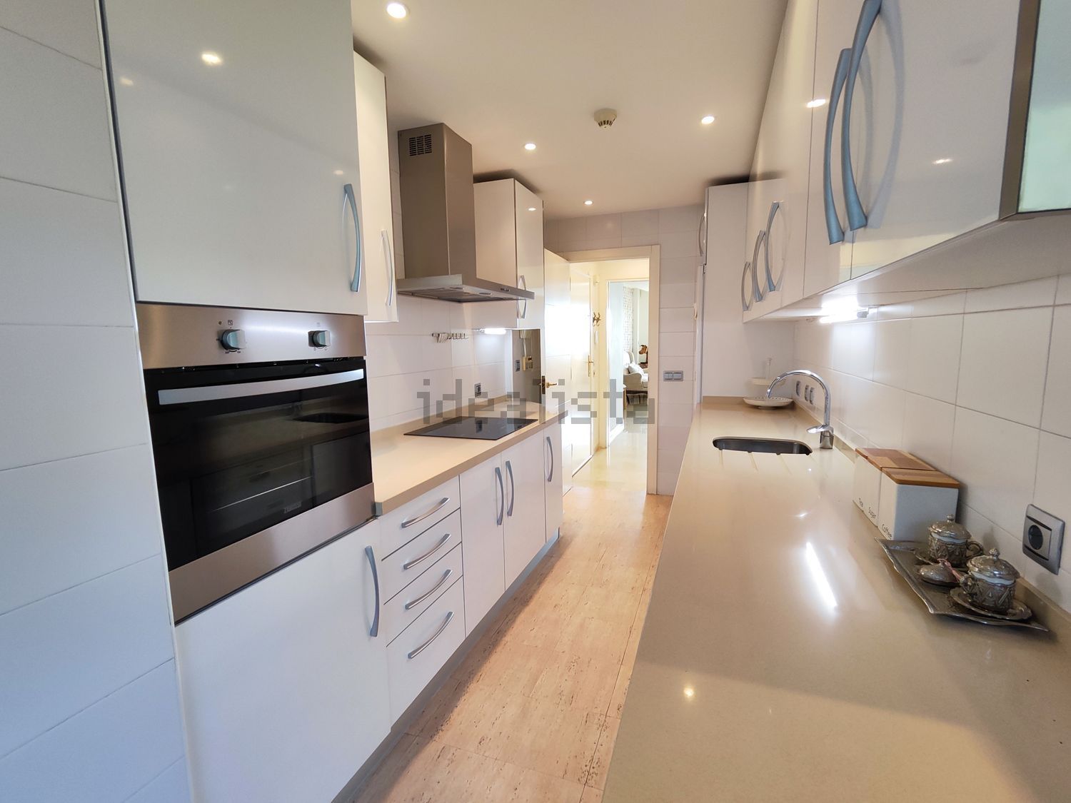 Beachfront flat in Estepona — Kitchen