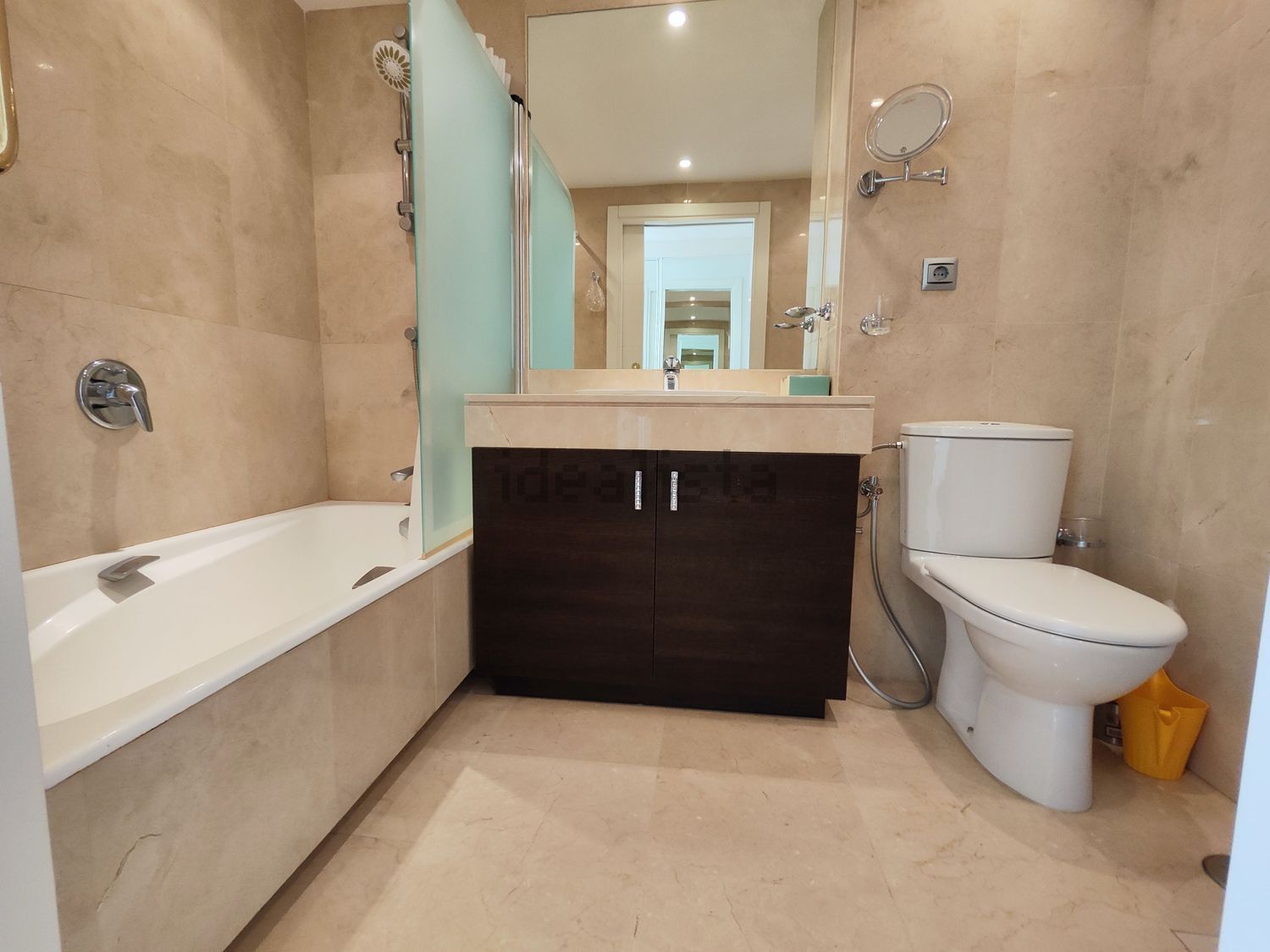 Beachfront flat in Estepona — Bathroom