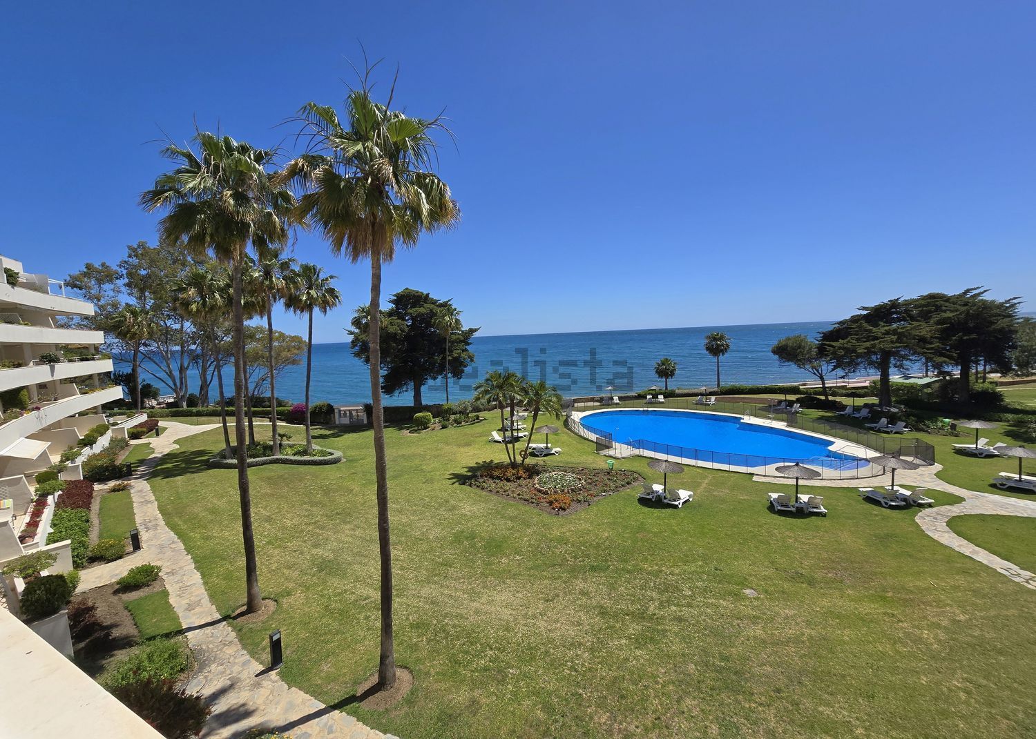 Beachfront flat in Estepona — Sea view