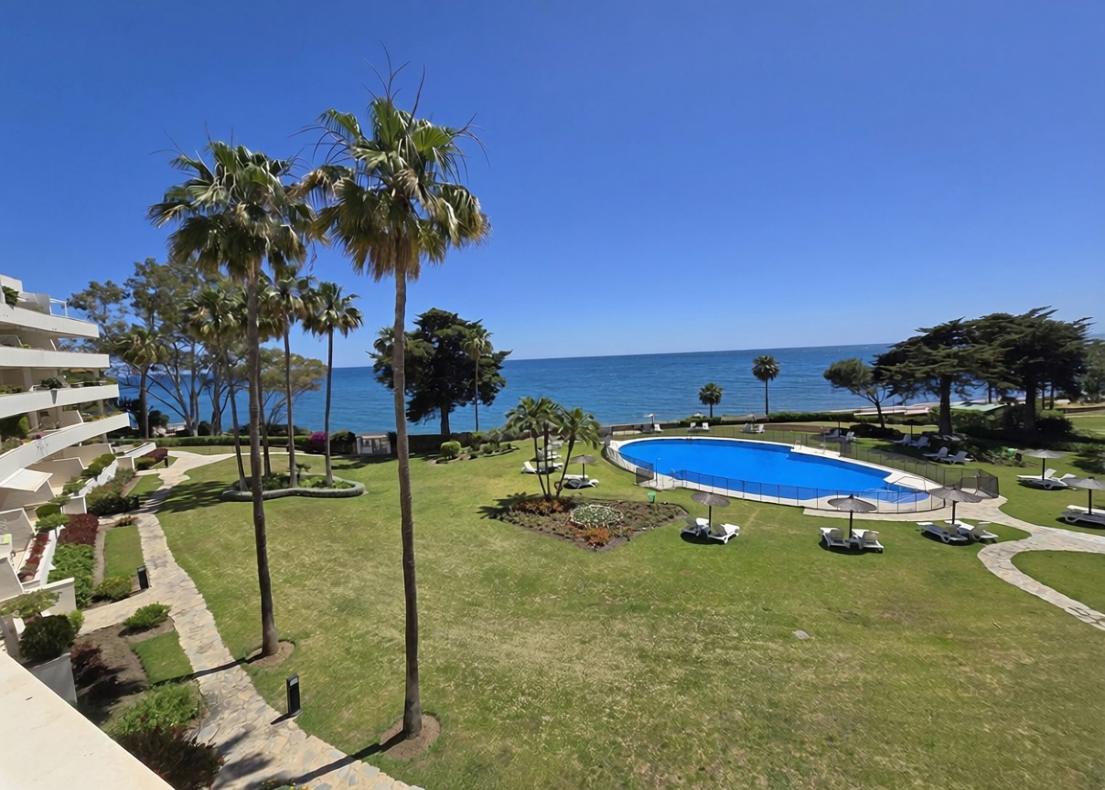Beachfront flat in Estepona — Sea view