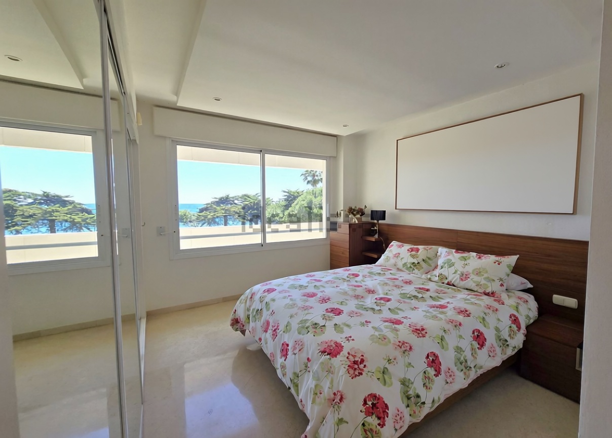 Beachfront flat in Estepona — Bedroom