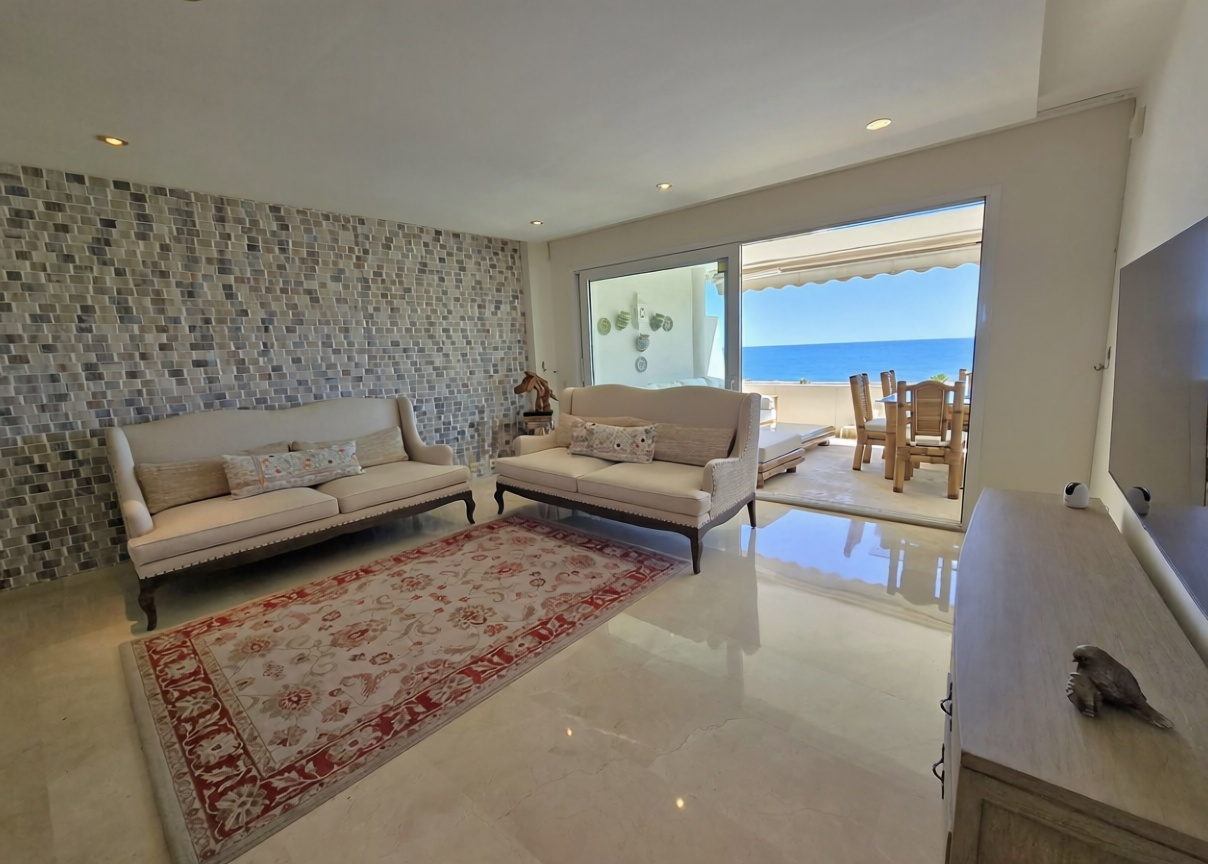 Beachfront flat in Estepona — Living room