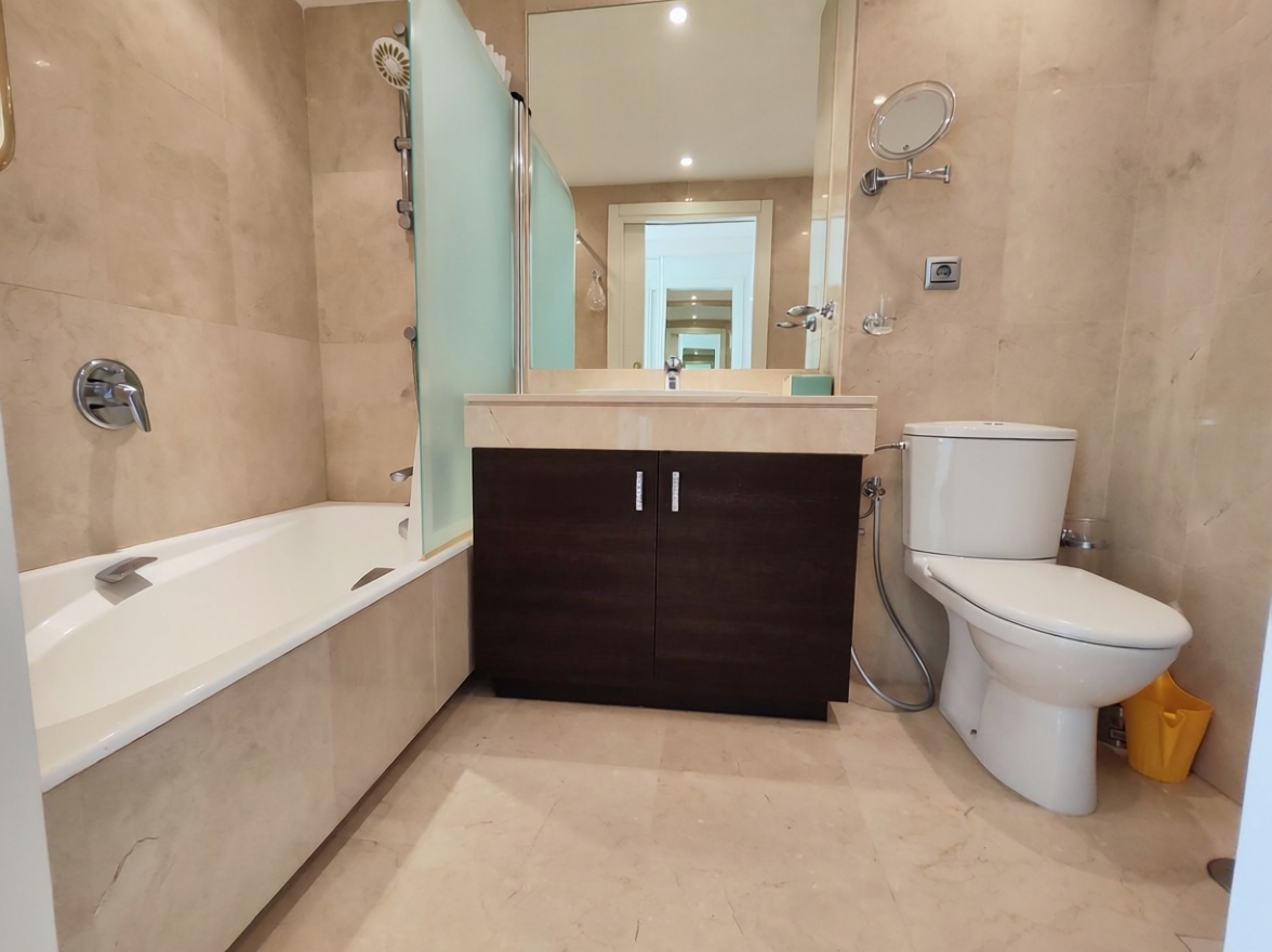 Beachfront flat in Estepona — Bathroom