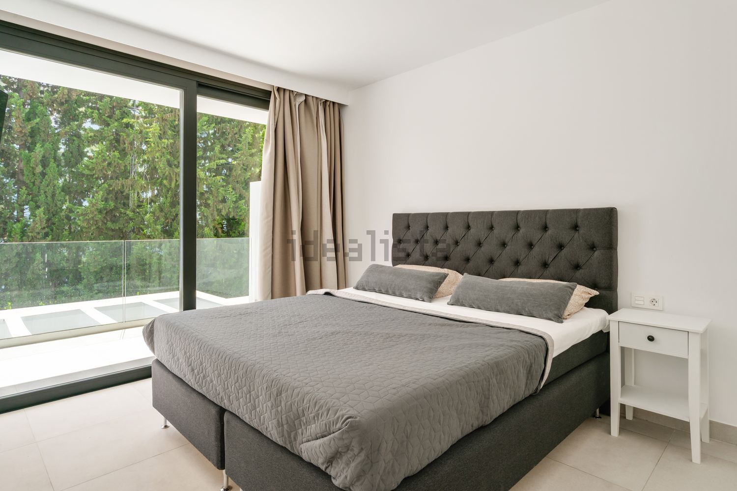 Chalet con acceso directo a playa en Estepona — Dormitorio