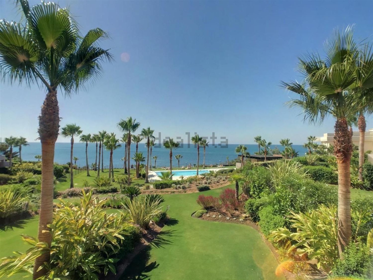 Beachfront flat in Estepona — Sea view
