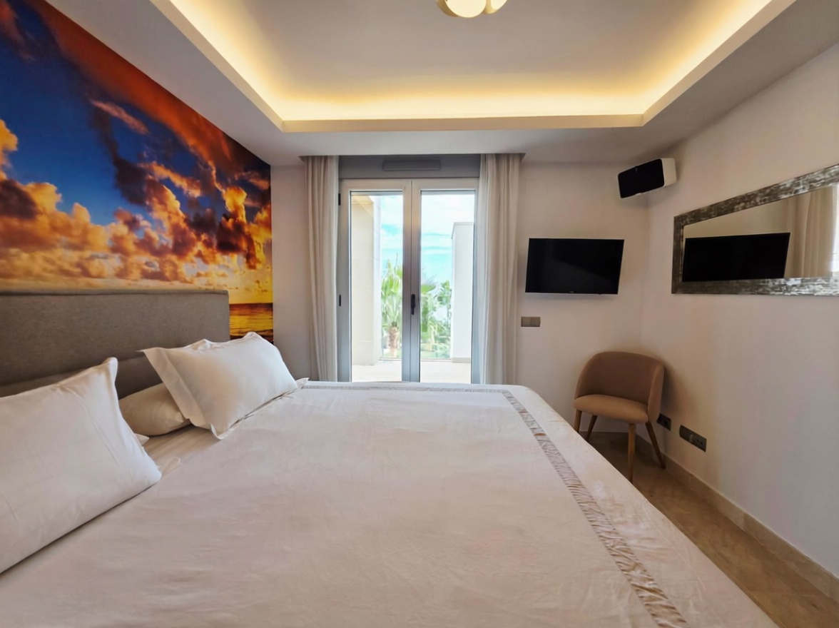 Beachfront flat in Estepona — Bedroom