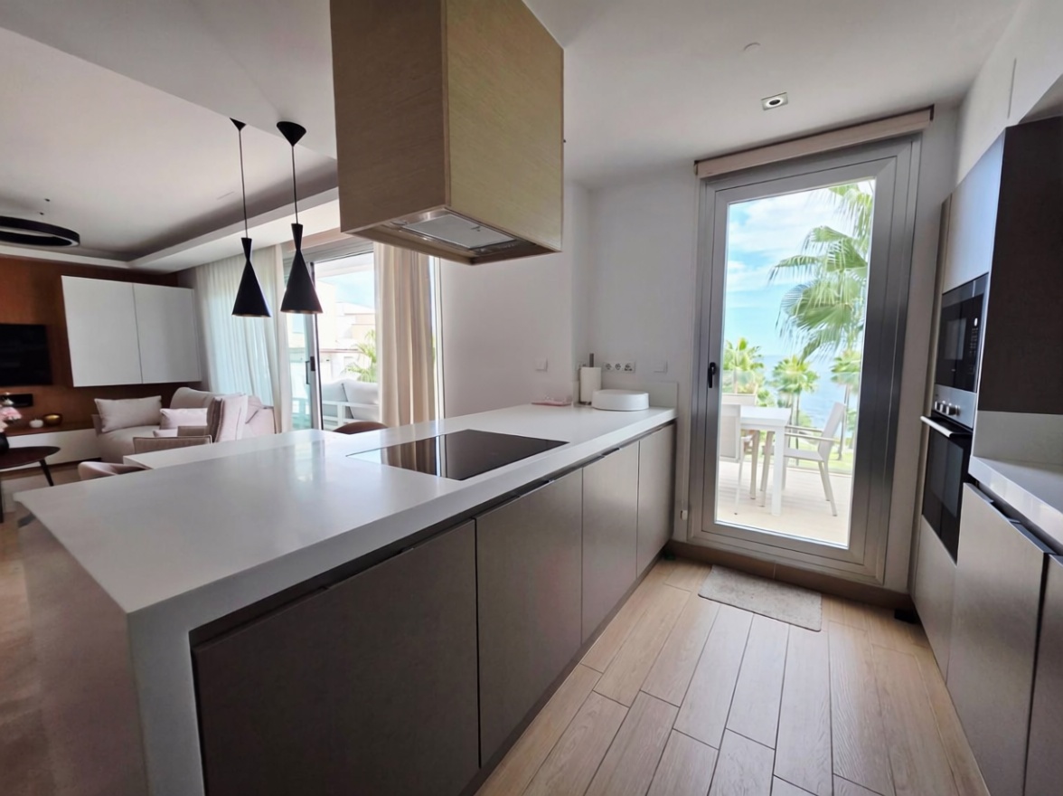 Beachfront flat in Estepona — Dining room