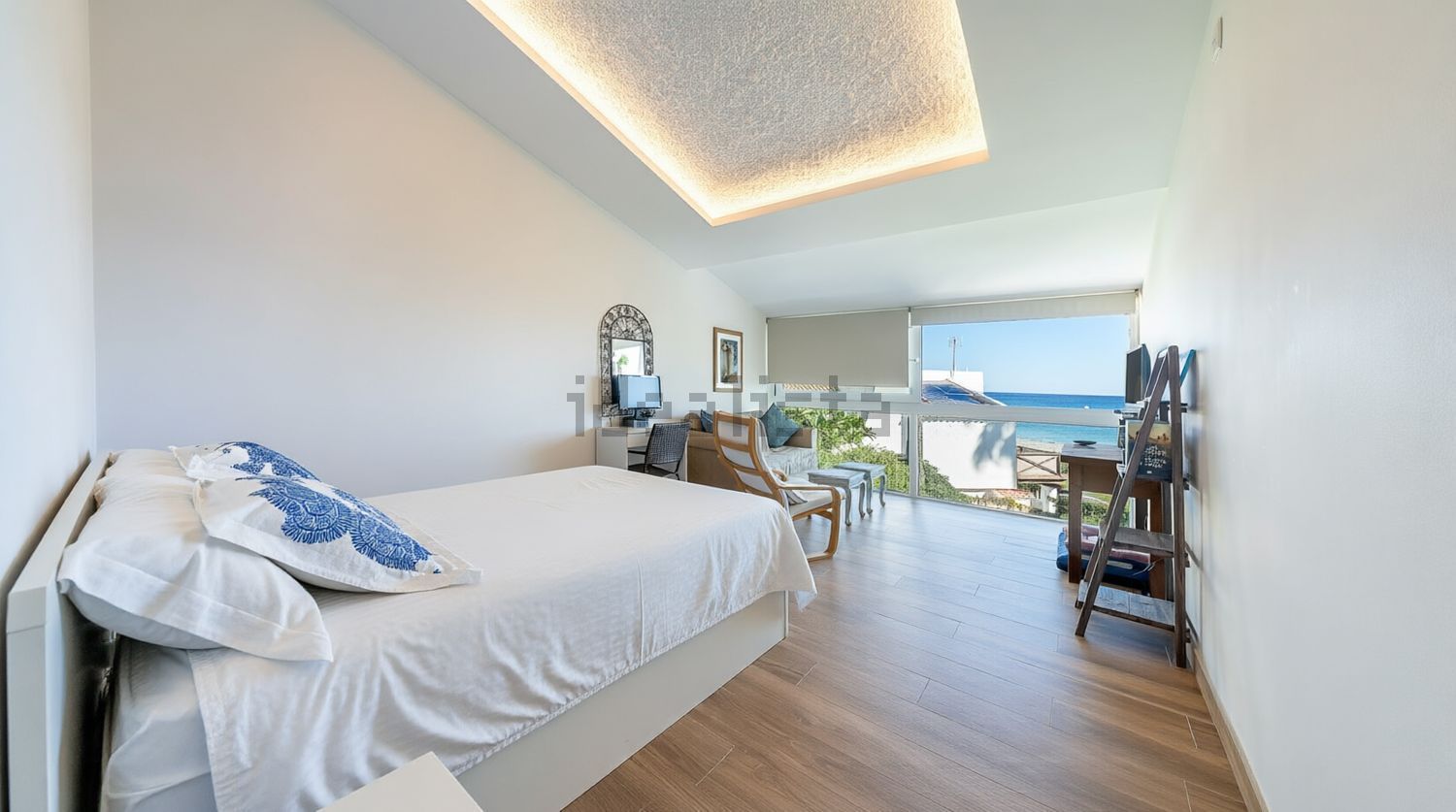 Chalet with direct beach access in Estepona — Bedroom