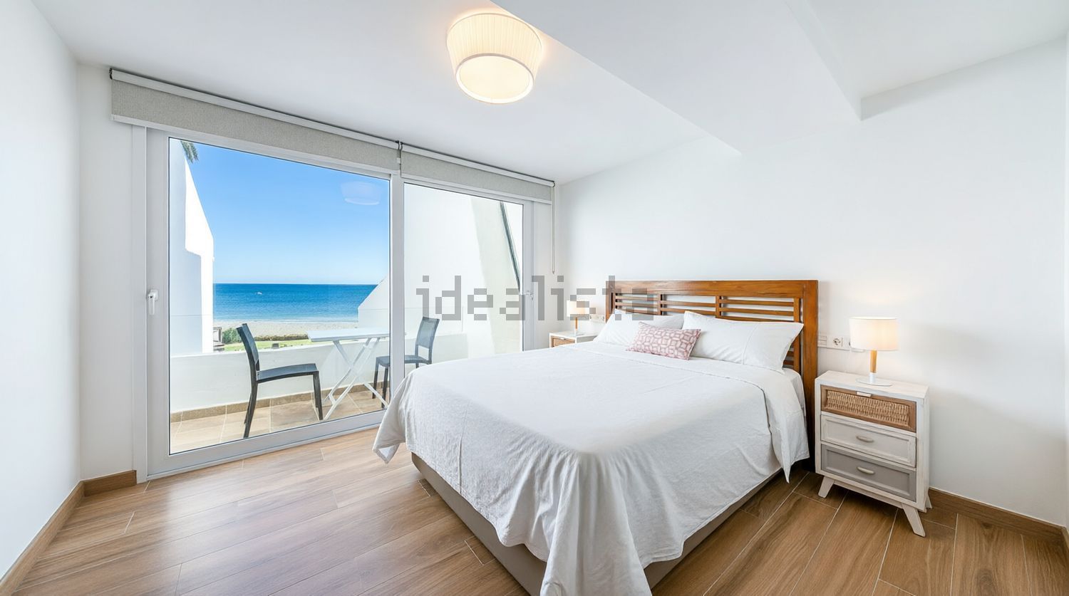 Chalet with direct beach access in Estepona — Bedroom