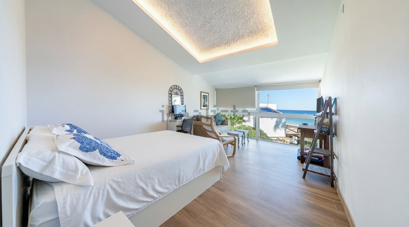 Chalet con acceso directo a playa en Estepona — Dormitorio