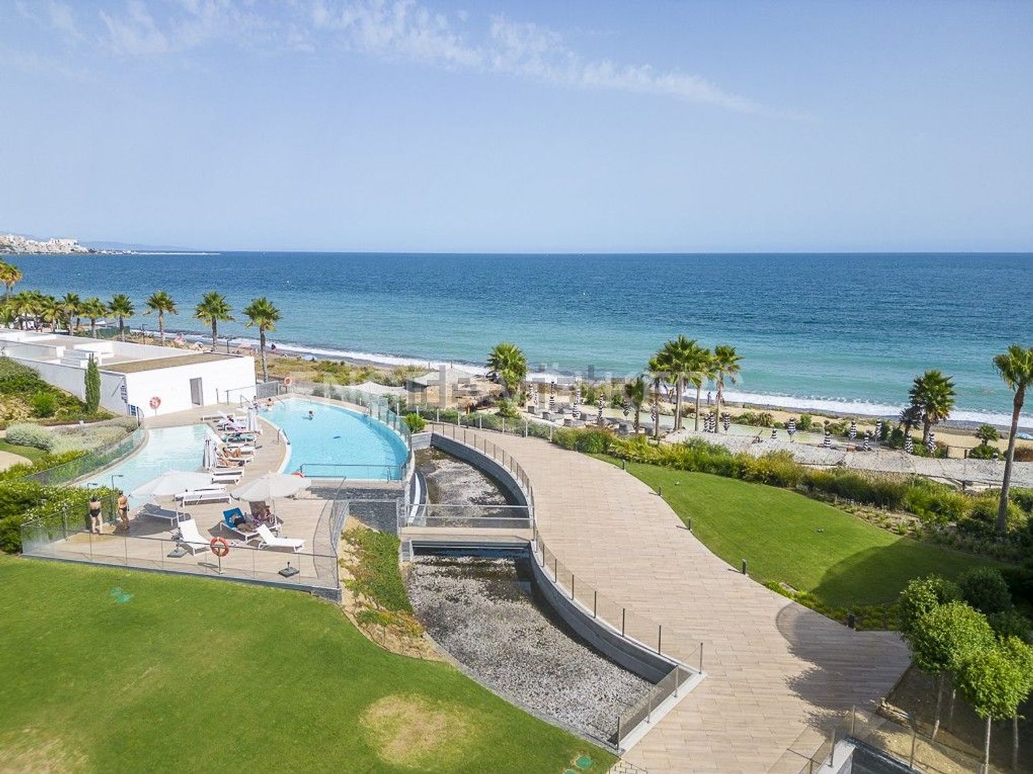 Beachfront flat in Estepona — Aerial