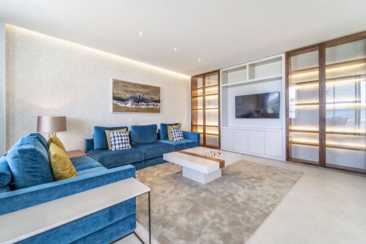 Beachfront flat in Estepona — Living room
