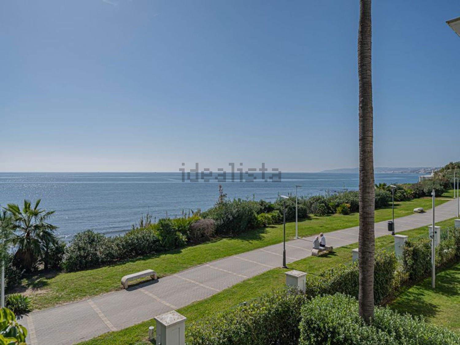 Beachfront flat in Estepona — Sea view