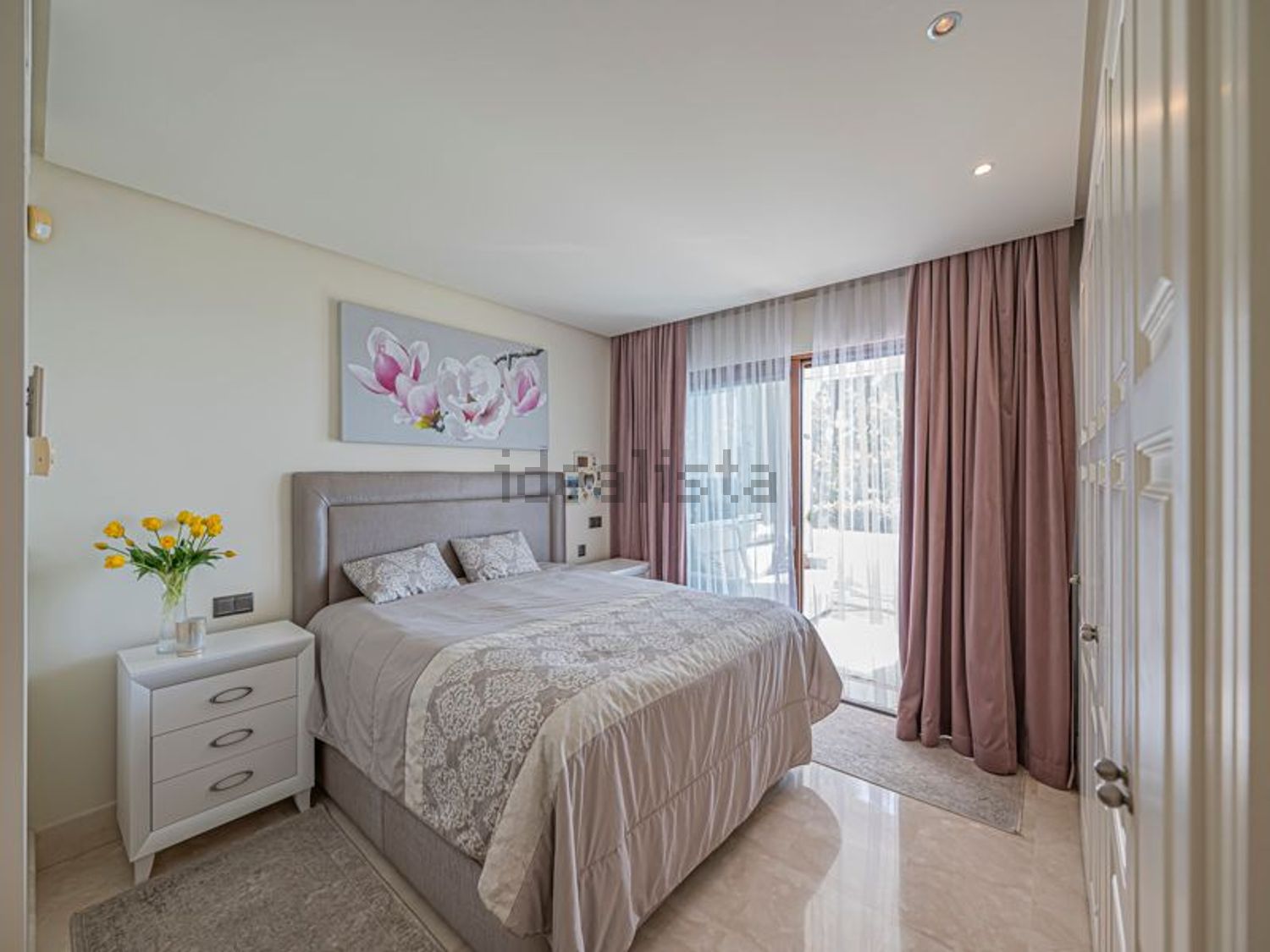 Beachfront flat in Estepona — Bedroom