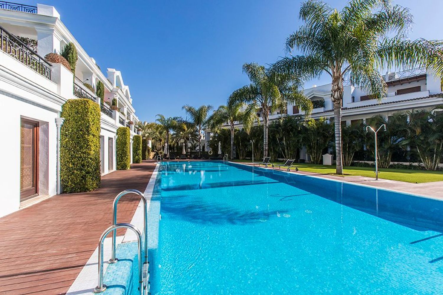 Beachfront flat in Estepona — Bedroom