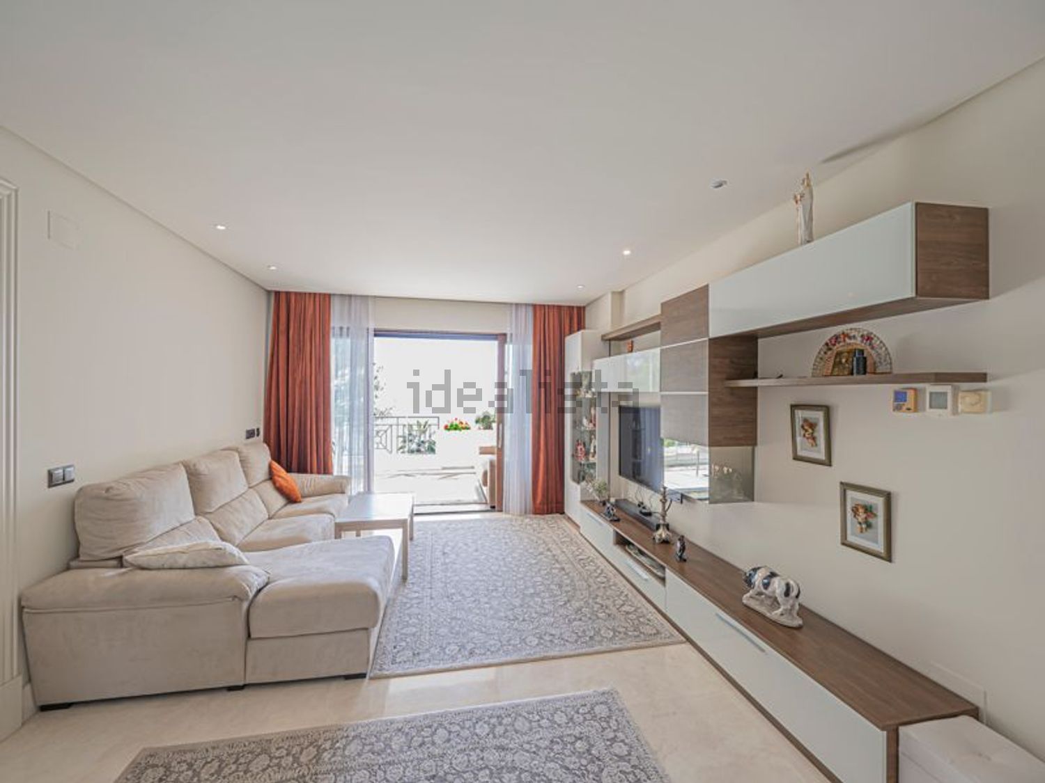 Beachfront flat in Estepona — Living room
