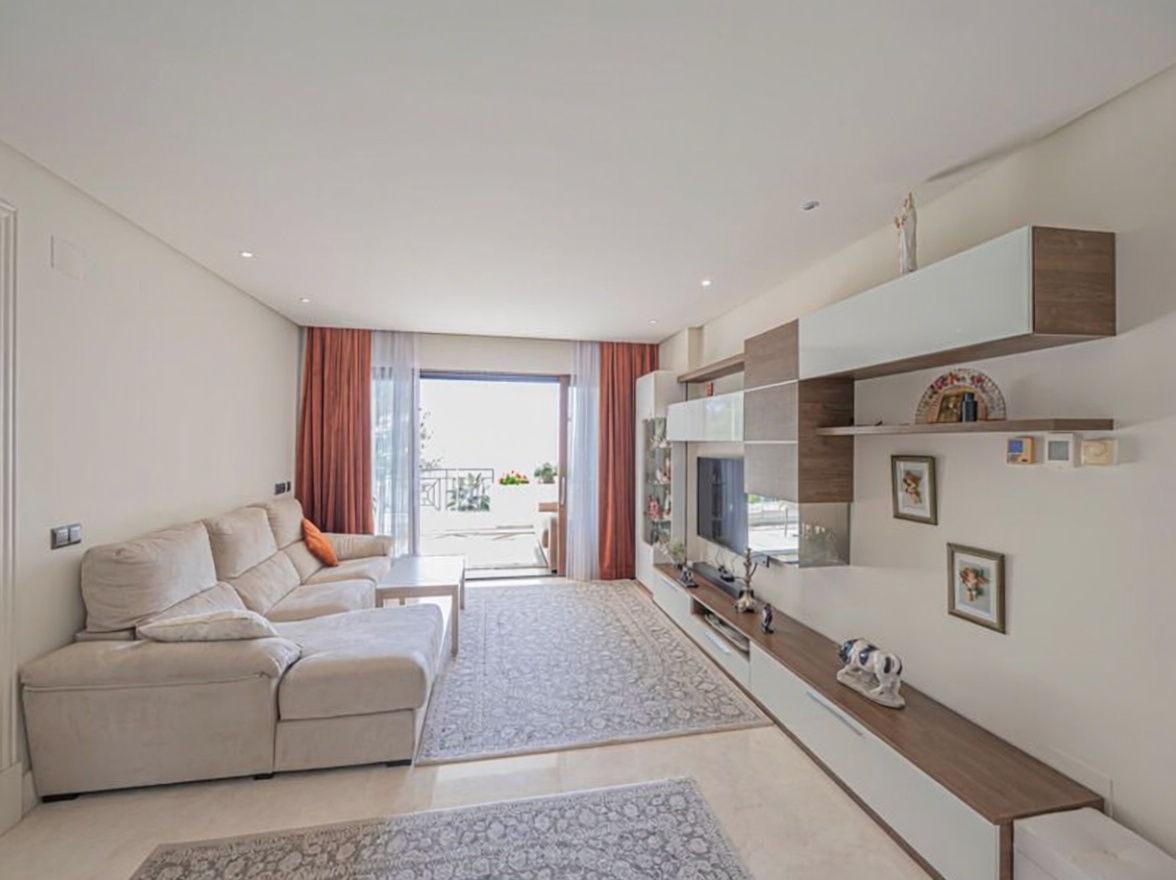 Beachfront flat in Estepona — Living room
