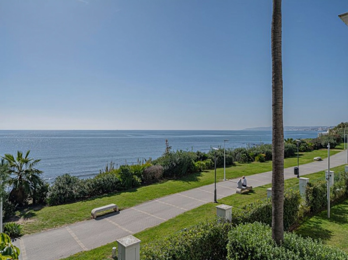 Beachfront flat in Estepona — Sea view
