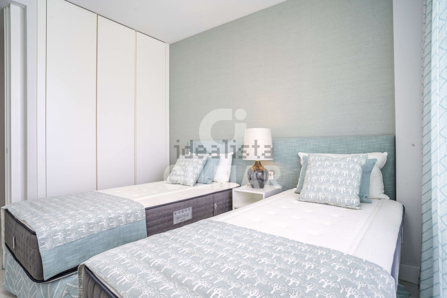 Appartement en première ligne de plage à Estepona — Chambre