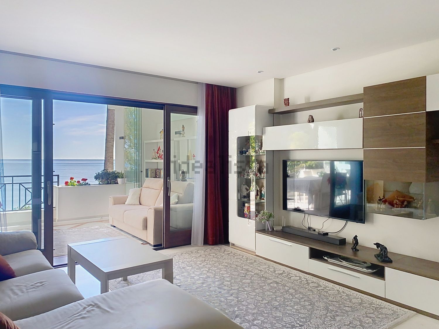 Apartamento em primeira linha de praia em Estepona — Sala