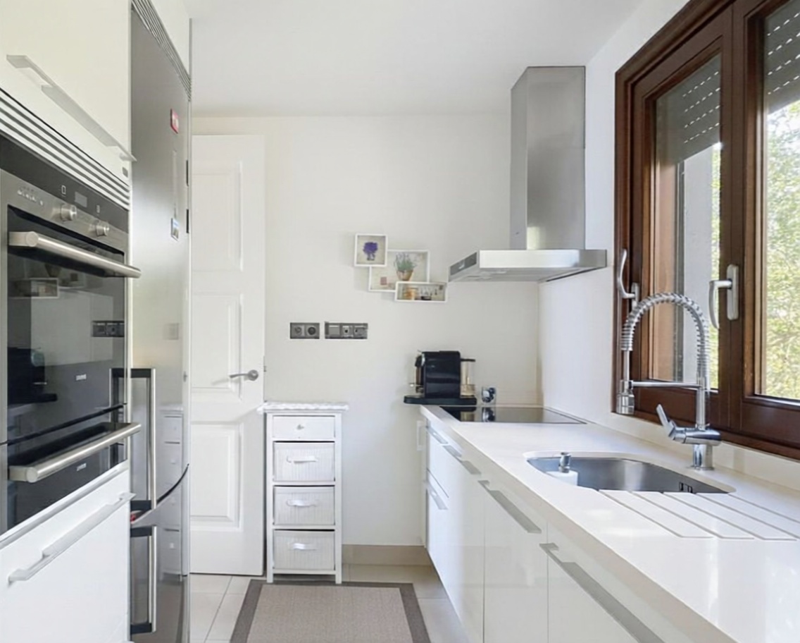 Beachfront flat in Estepona — Kitchen
