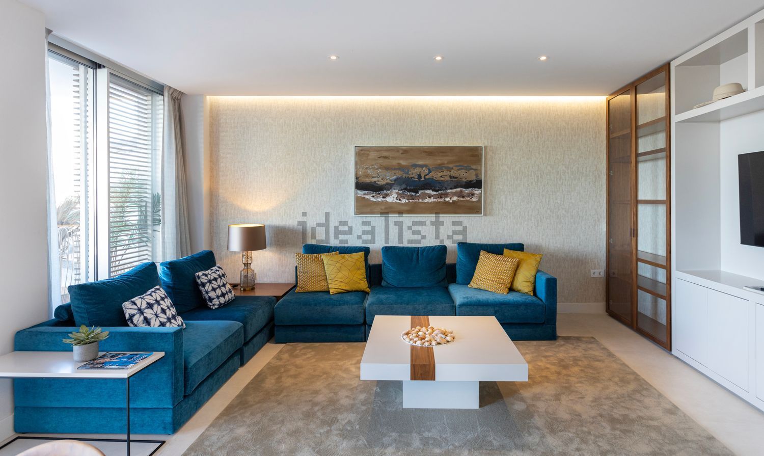 Beachfront flat in Estepona — Living room