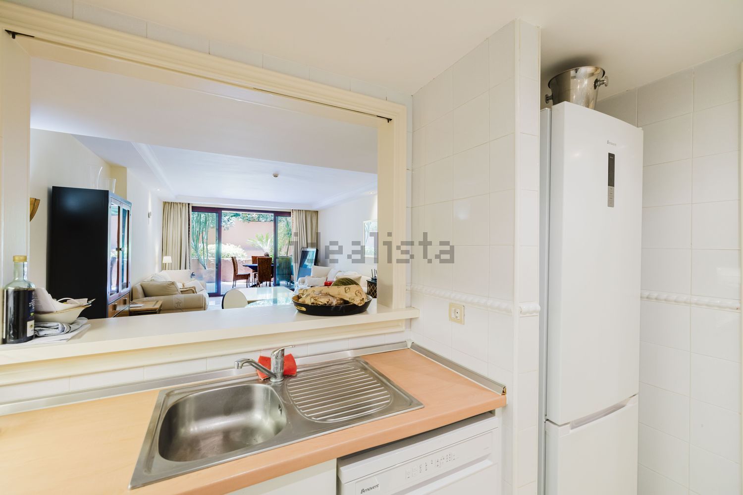 Piso en primera línea de playa en Estepona — Cocina