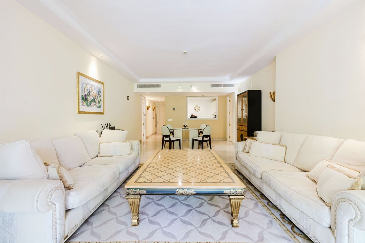 Beachfront flat in Estepona — Living room
