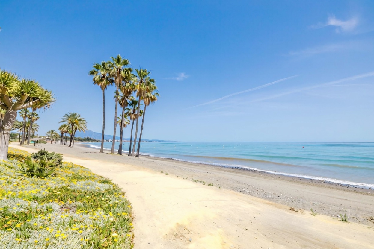 Beachfront flat in Estepona — Sea view