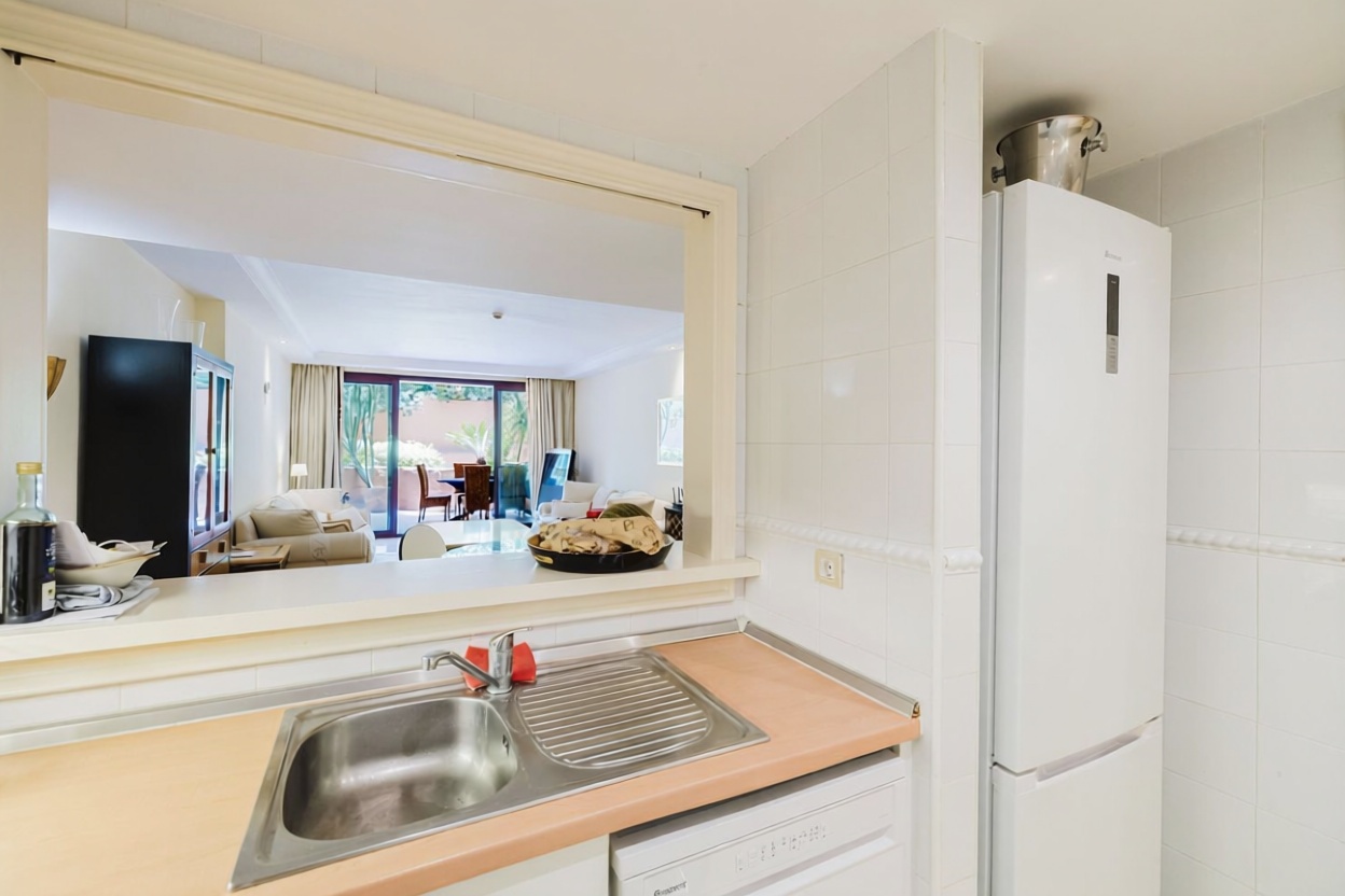 Beachfront flat in Estepona — Kitchen