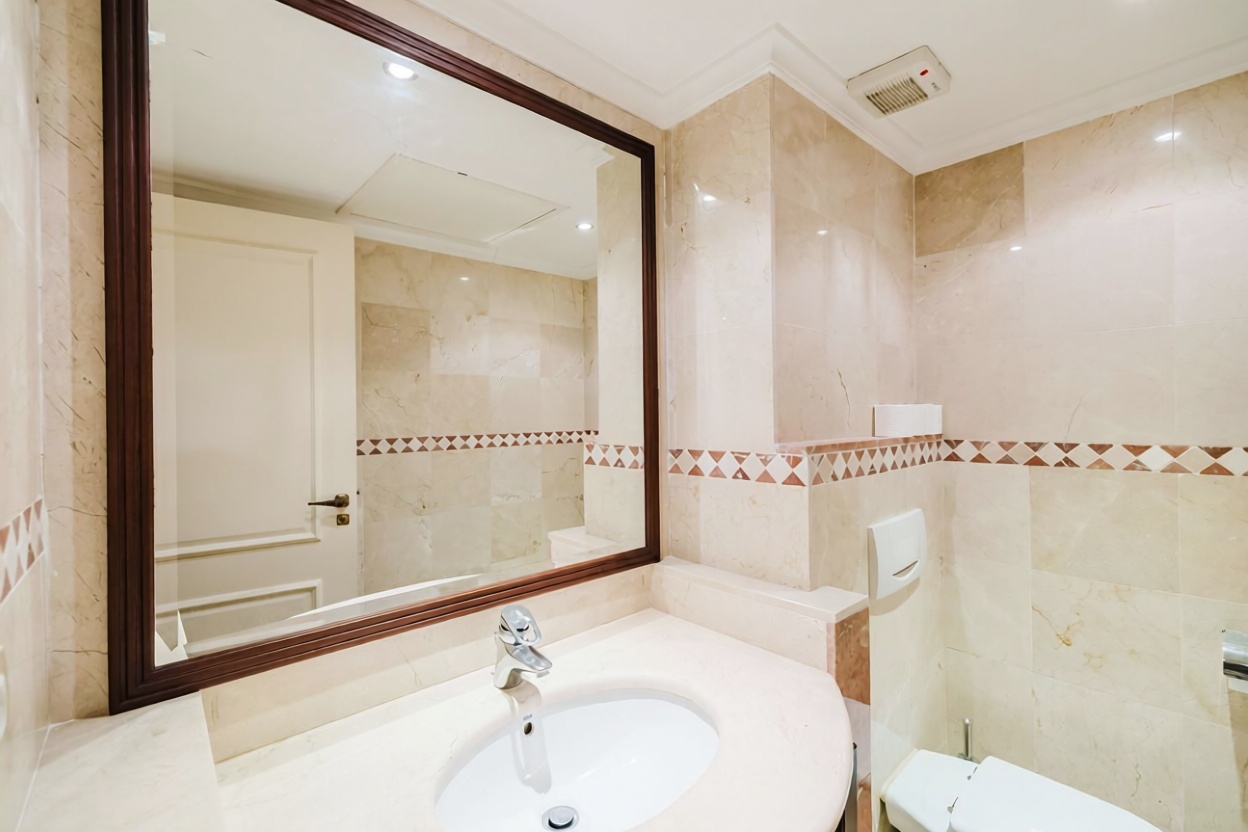 Beachfront flat in Estepona — Bathroom
