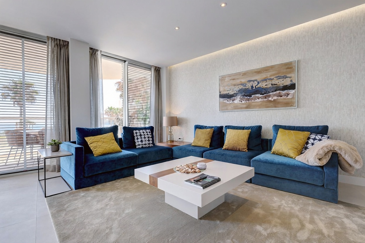 Beachfront flat in Estepona — Living room