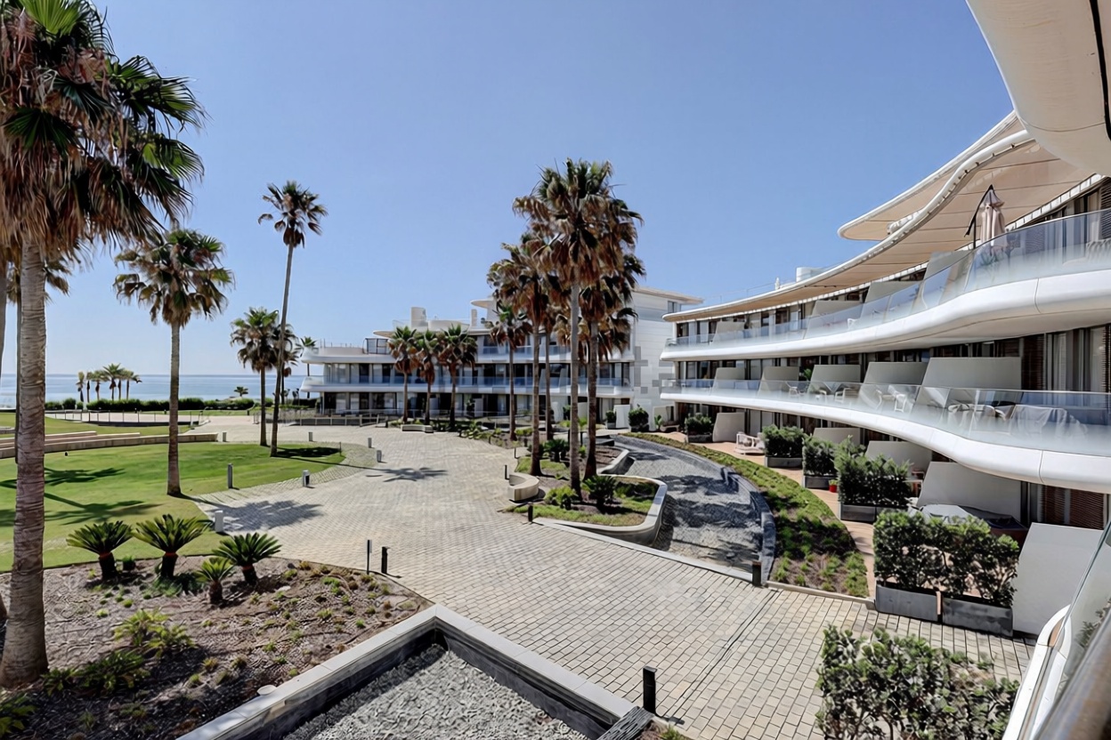 Beachfront flat in Estepona — Sea view