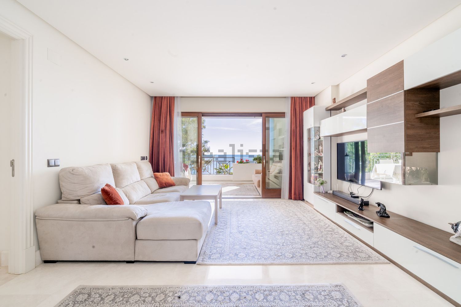 Apartamento em primeira linha de praia em Estepona — Sala