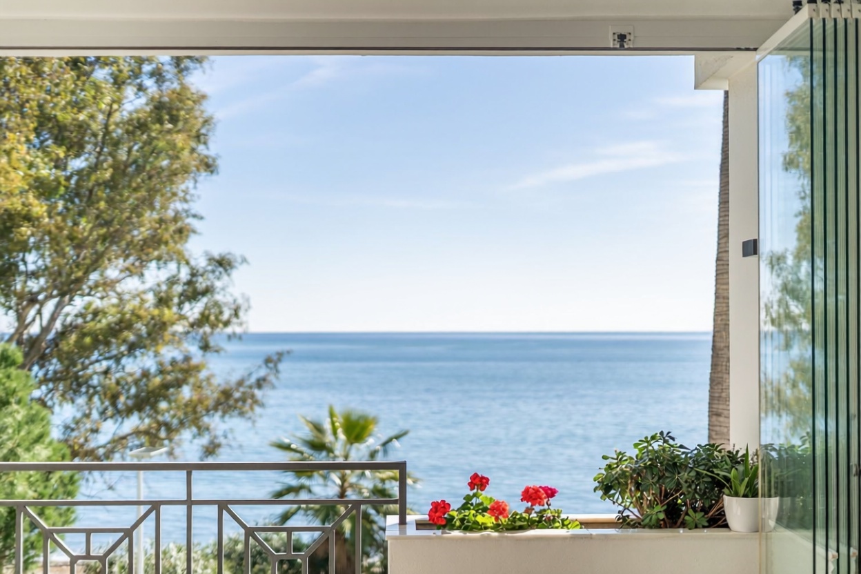 Beachfront flat in Estepona — Sea view
