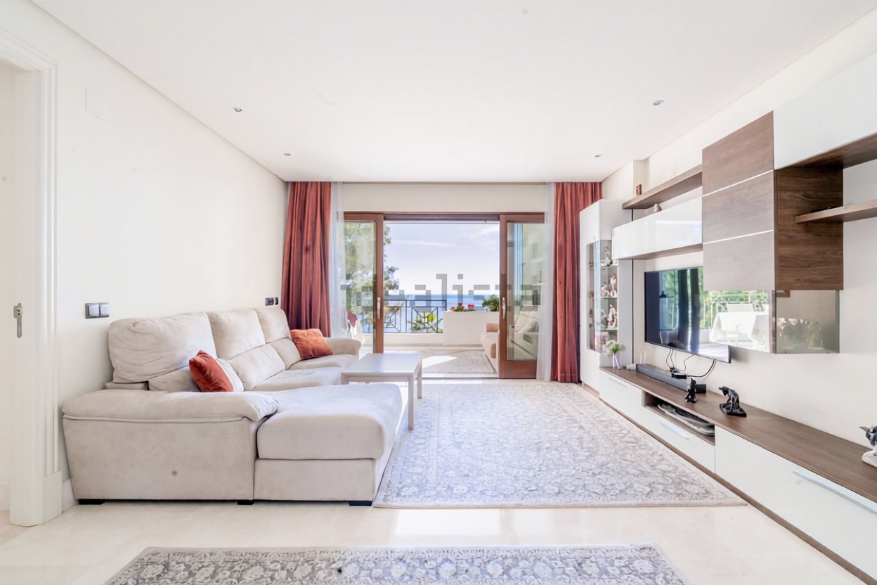 Beachfront flat in Estepona — Living room