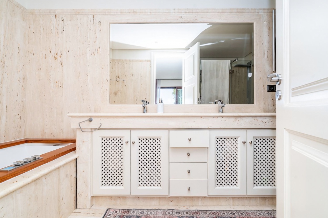 Beachfront flat in Estepona — Bathroom