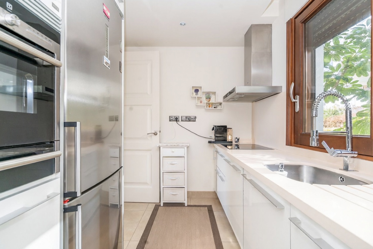 Beachfront flat in Estepona — Kitchen