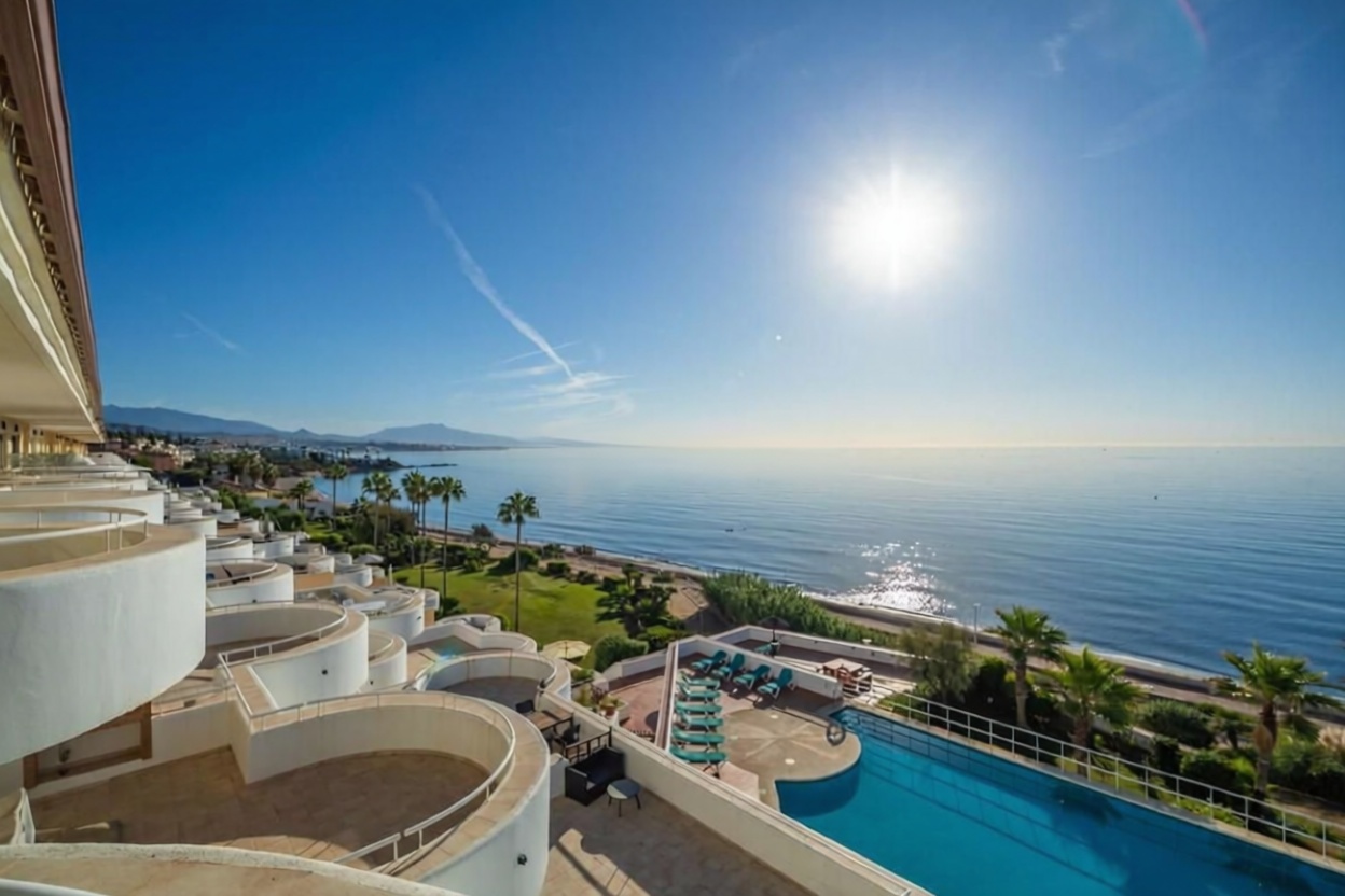Ático en primera línea de mar en Estepona — Vista mar