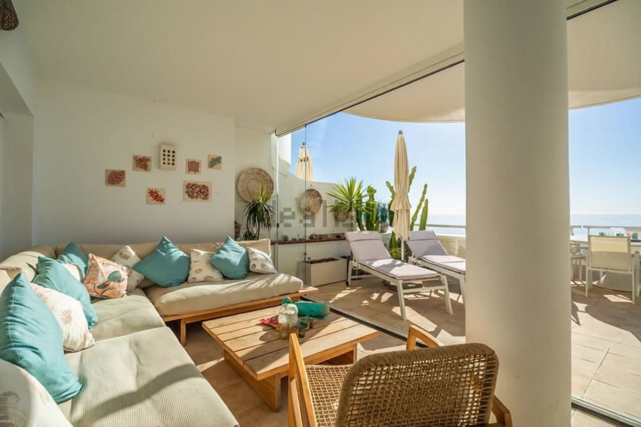 Ático en primera línea de mar en Estepona — Salón